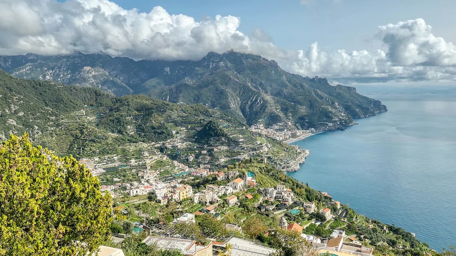 Vista costera del Mediterráneo en la Costa Amalfitana