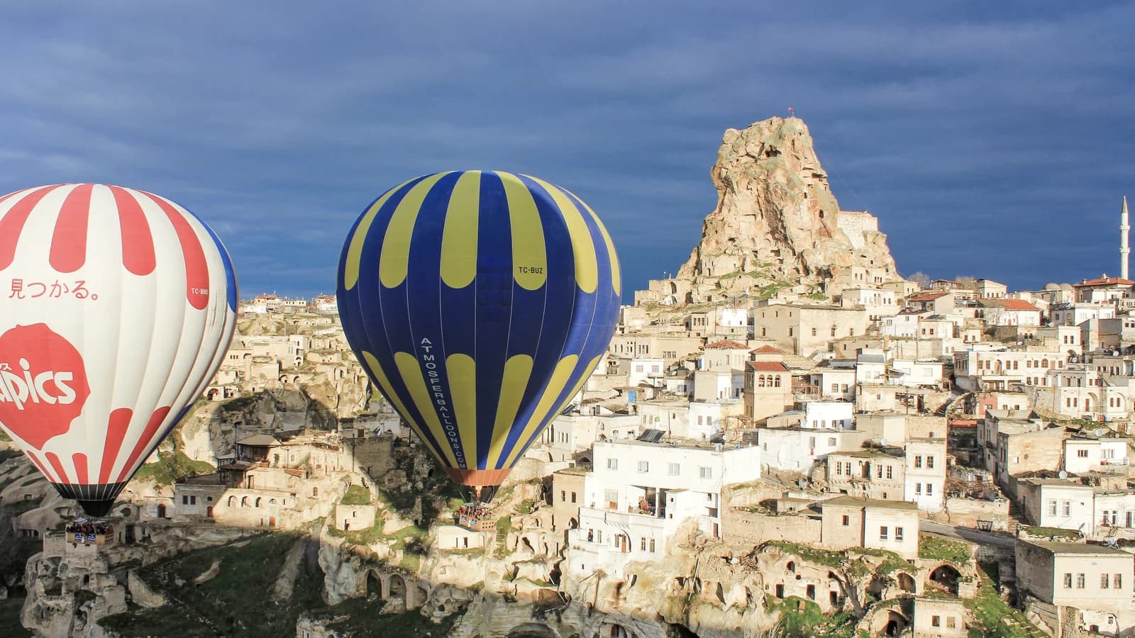 Globos aerostáticos sobre Capadocia al amanecer